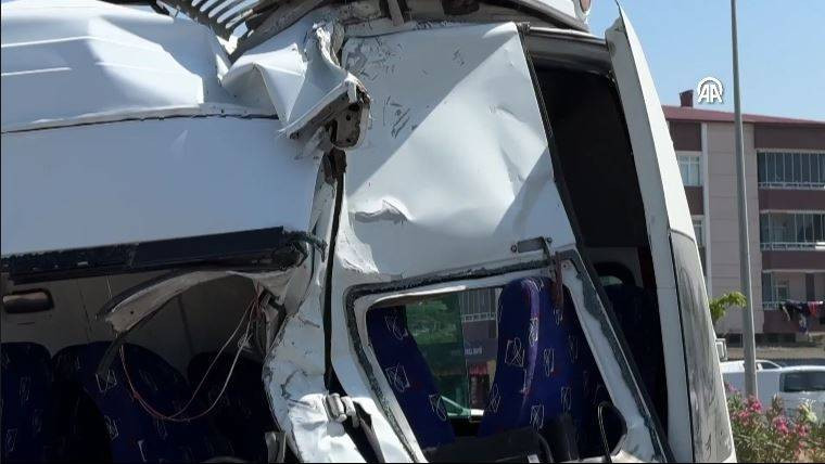 Kamyon evin bahçesine uçtu! Çok sayıda yaralı var - Resim: 11